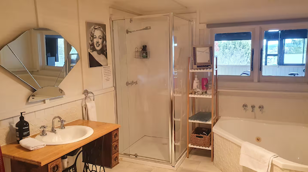 Cottage_AirBnB_with_Spa_Bath_Tasmania