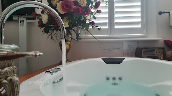 Deloraine AirBnB Spa Bath